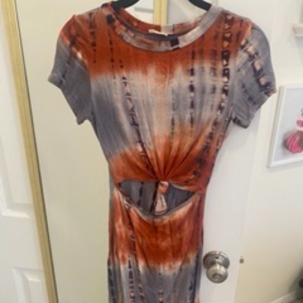 Short-sleeve tie-die dress with tie front